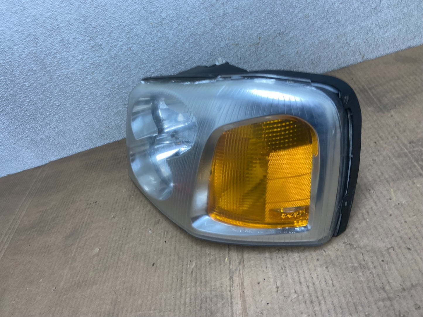 2002 to 2009 Gmc Envoy Left Driver Lh Side Headlight Halogen Oem AA6514 DW1