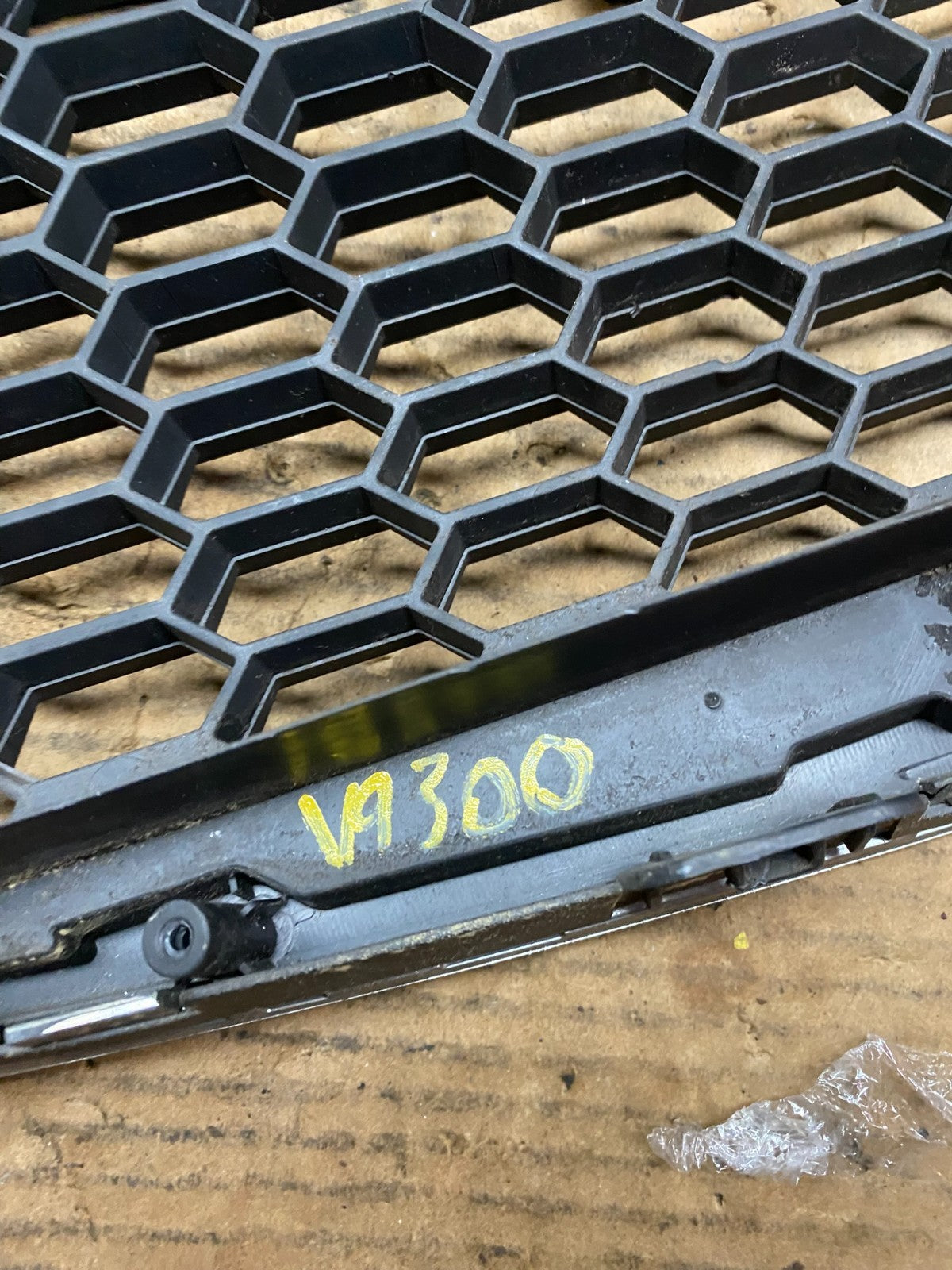 2011 to 2014 Chevrolet Cruze Upper Lower Set Grill Grille V9300 DG8