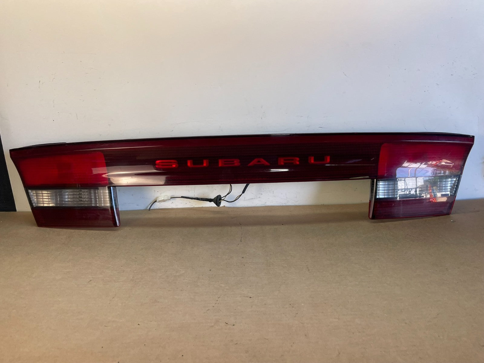 2000 to 2004 Subaru Legacy 4dr Sedan Trunk Center Tail Light Panel AF8724 DG0