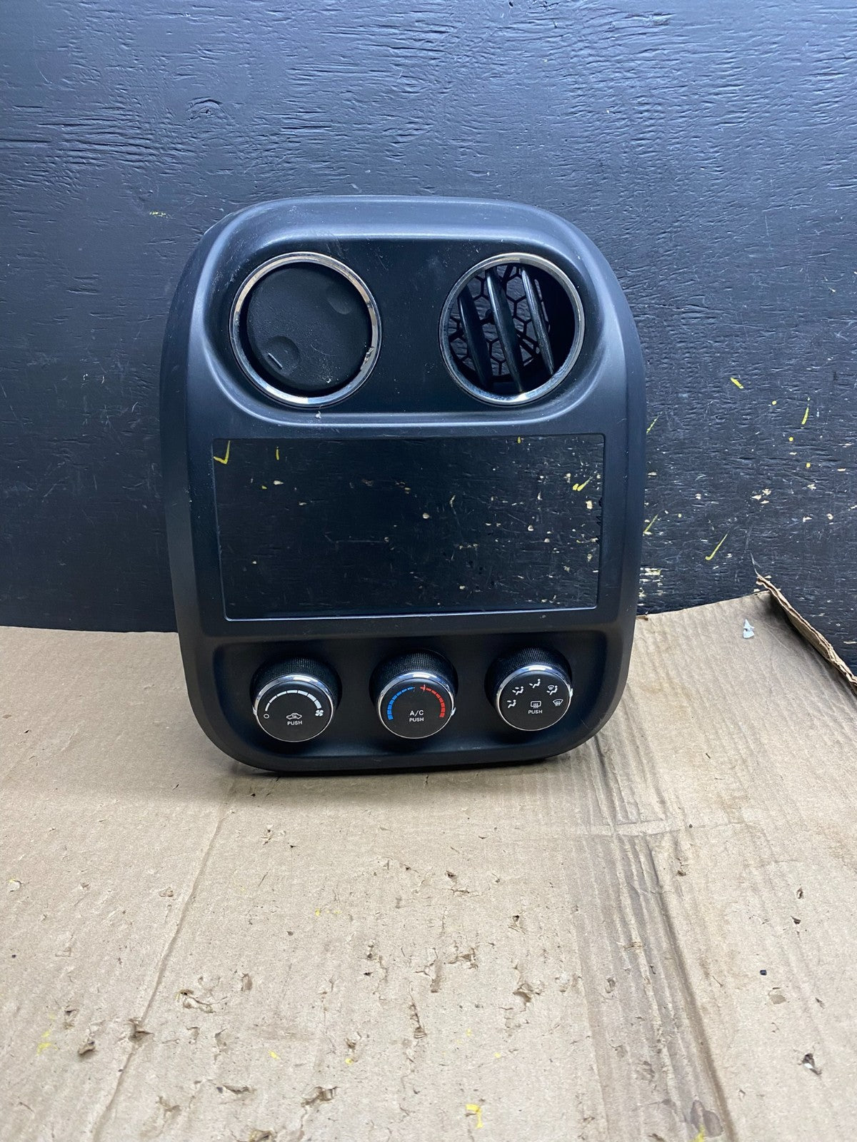 2011 to 2017 Jeep Compass Dash Climate Temperature Control Radio Bezel X1971 DG0