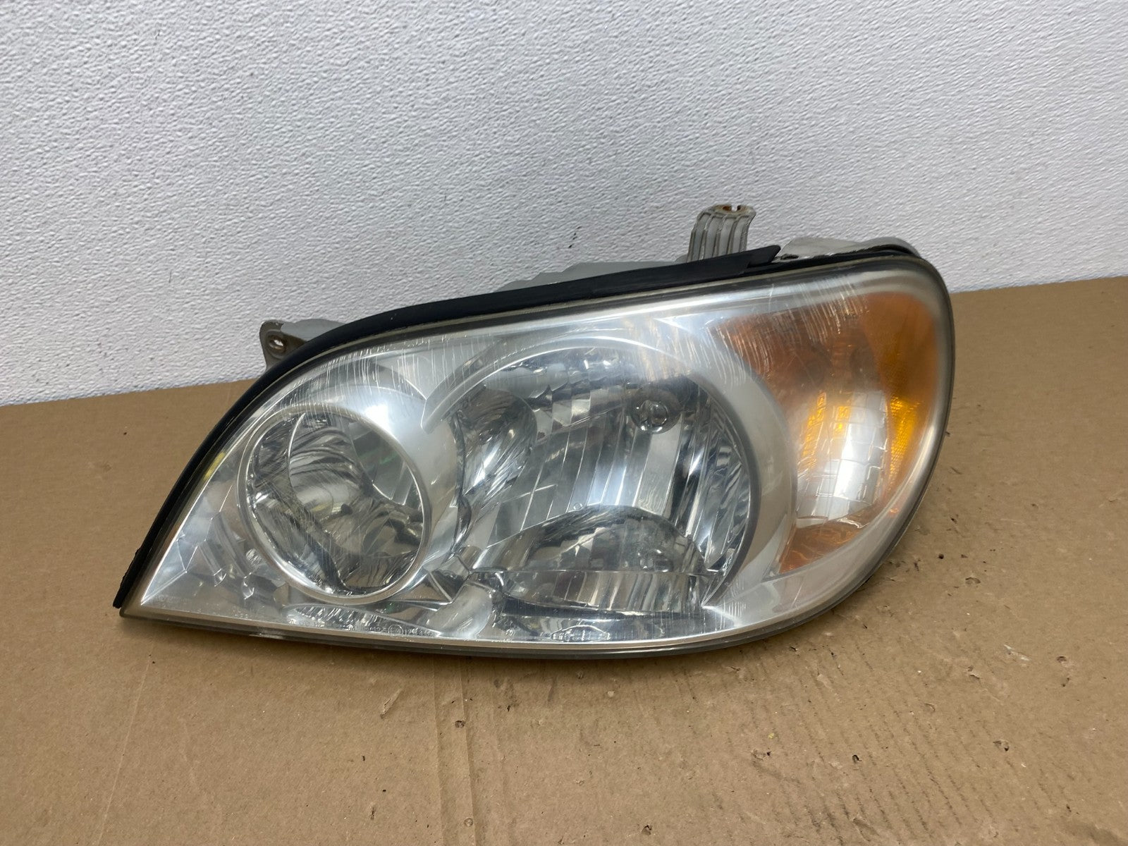 2002 to 2005 Kia Sedona Left Driver LH Side Headlight Oem AB6867 DW0