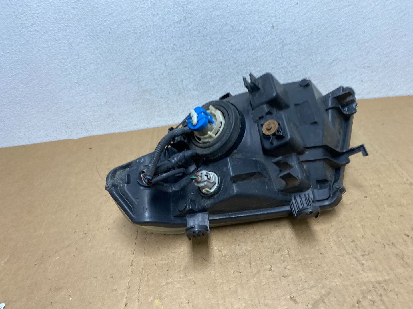 2008 to 2012 Nissan Pathfinder Halogen Headlight Right Passenger AD0615 DW7