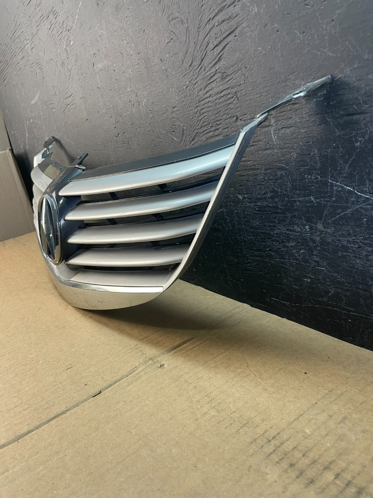 2005 to 2008 Acura RL Front Upper Grille Grill Emblem AD0230 DG1