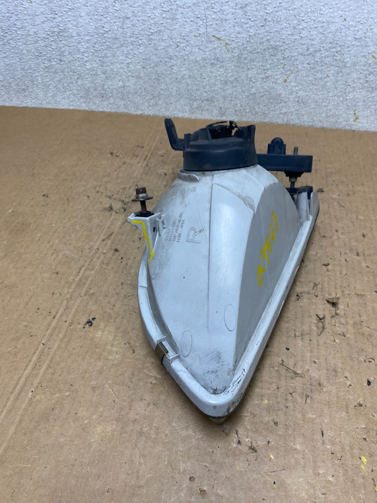 2001  to 2003 Toyota Sienna Right Passenger Side Headlight OEM Q7867 DW14