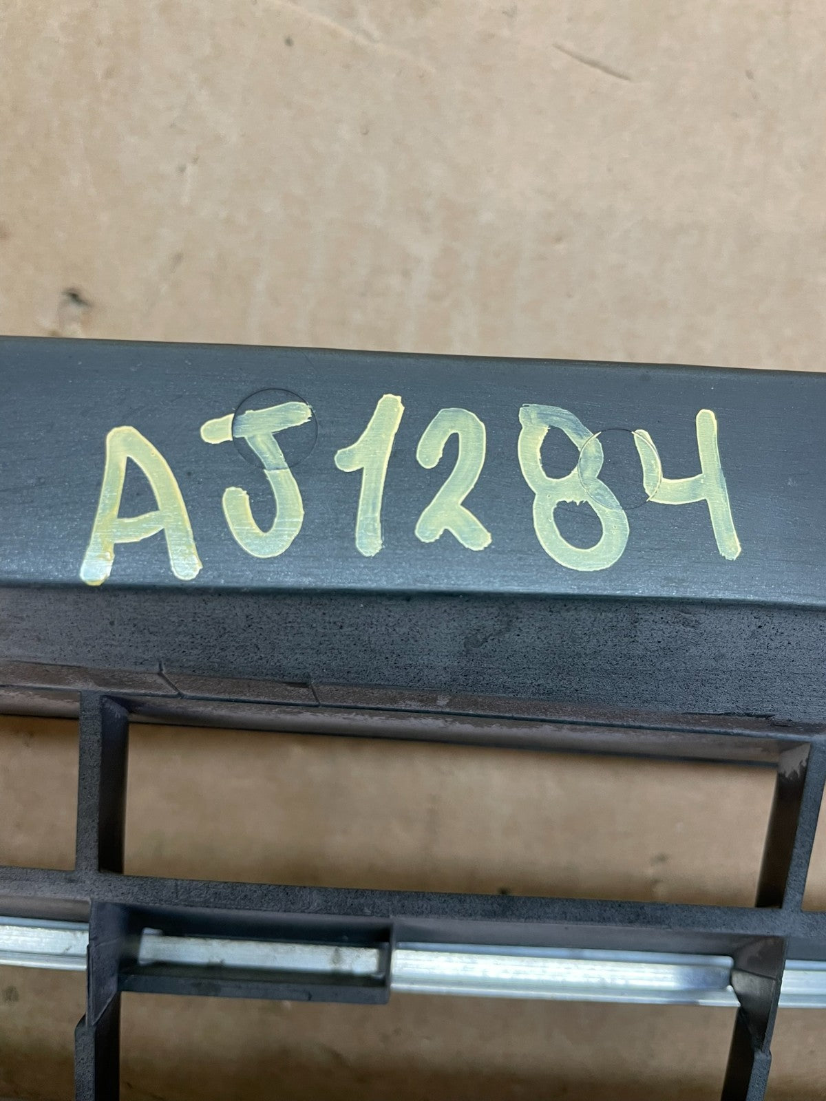 1996 to 1999 Mercedes Benz E320 Front Upper Grill Grill 2108880123 AJ1284 DG5