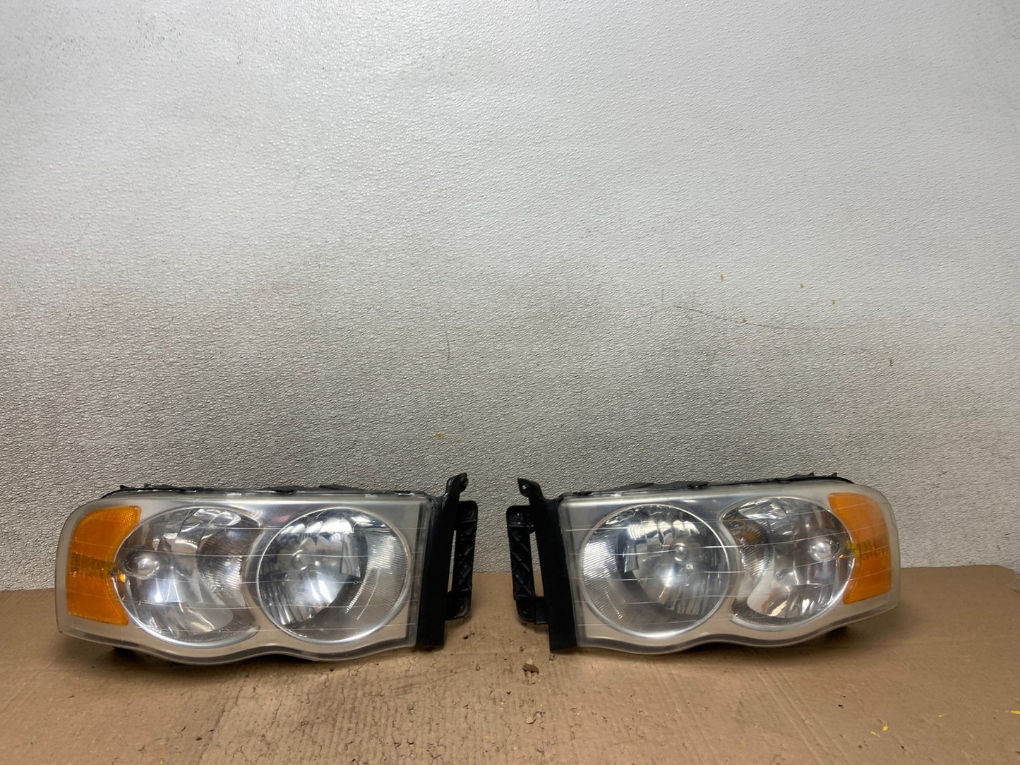 2002 to 2005 Dodge Ram Left+Right Side Halogen Headlights Y3286 DW0