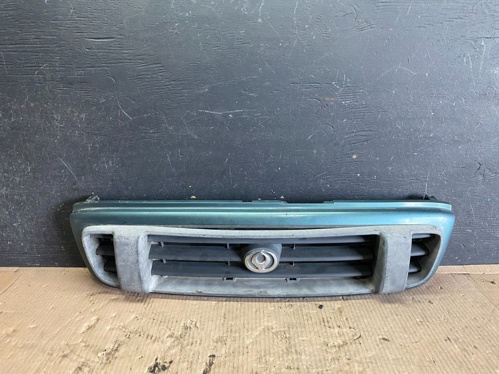 1996 to 1997 Mazda MPV Front Grill Grille L94750