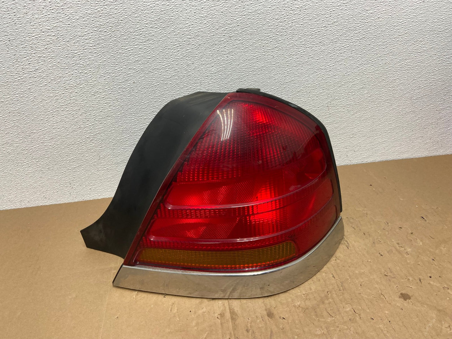 1998-2003 Ford Crown Victoria Right Passenger Rh Side Tail Light Oem AB6929 LK0