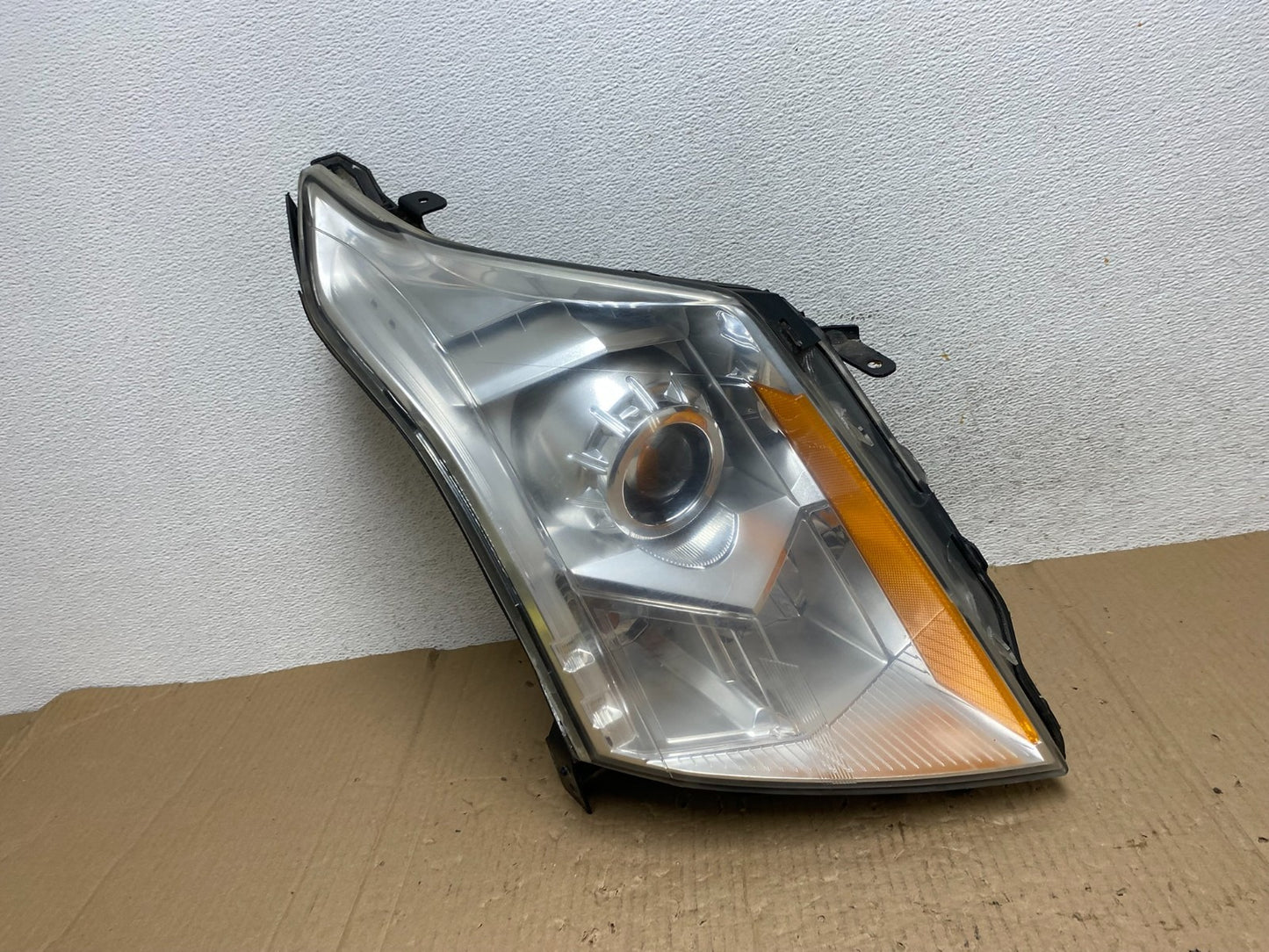Halogen 2010 to 2016 Cadillac SRX Right Passegner Side Headlight AE9036 DW0