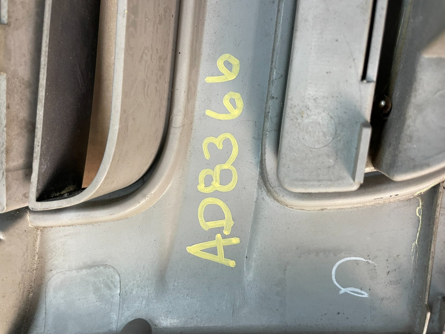 1998 1999 Isuzu Trooper Front Upper Grill Grille AD8366 DG4