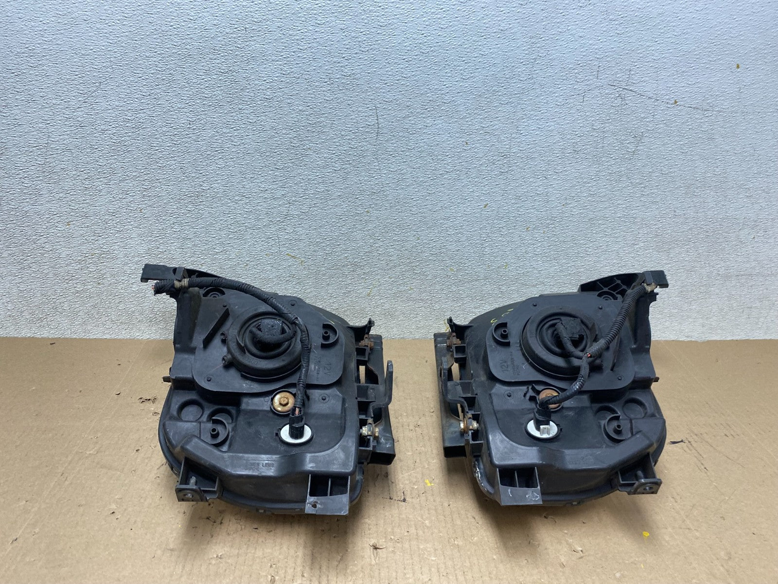 2003 to 2006 Honda Element Left+Right Side Headlights R8263 DW8