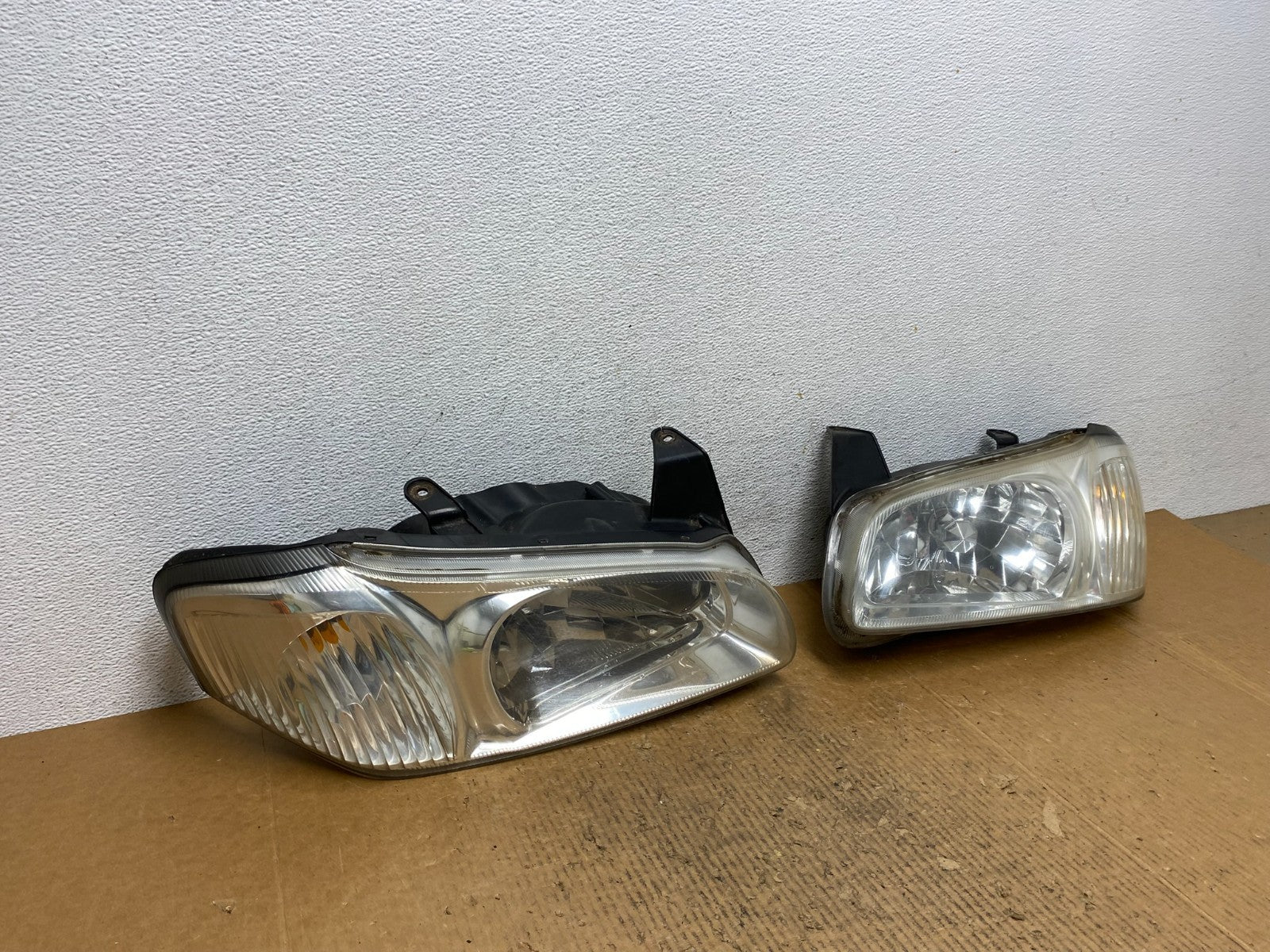 2000 to 2001 Nissan Maxima Left+Right Side Set Halogen Headlights AE1630 DW2