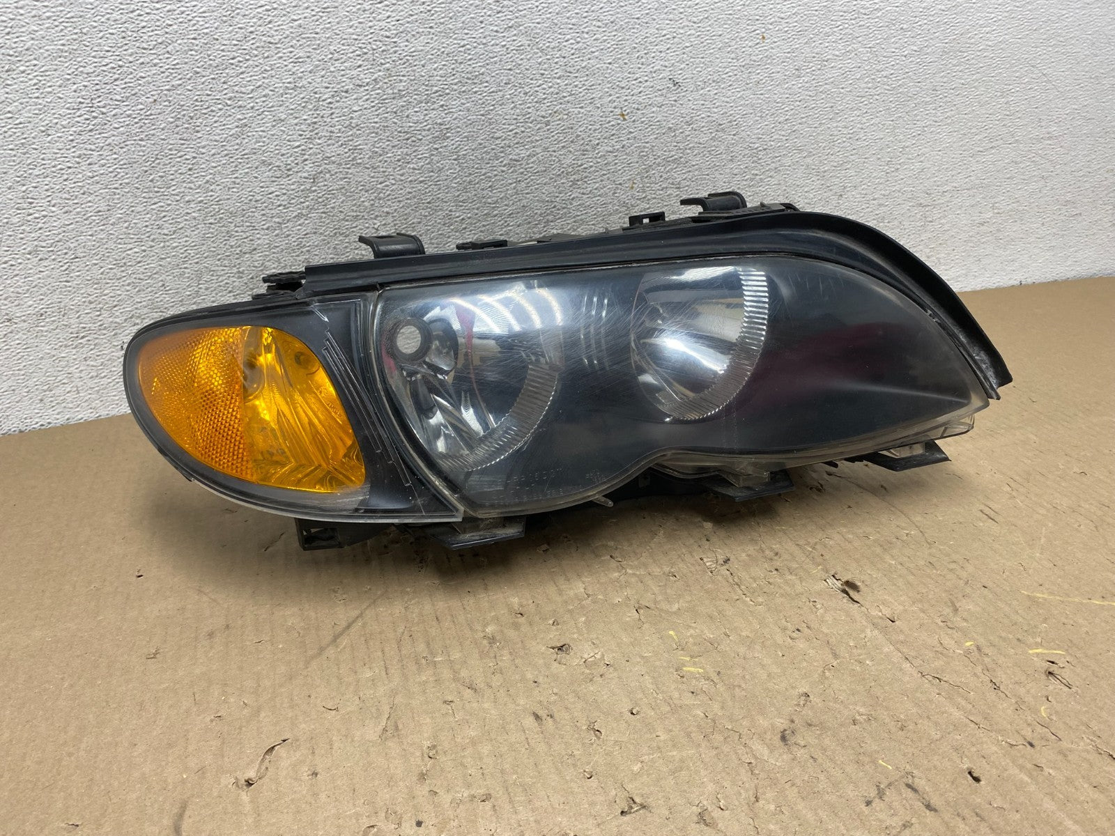 2002 to 2005 BMW 3 E46 Sedan Right Passenger RH Halogen Headlight AG8062 DW0