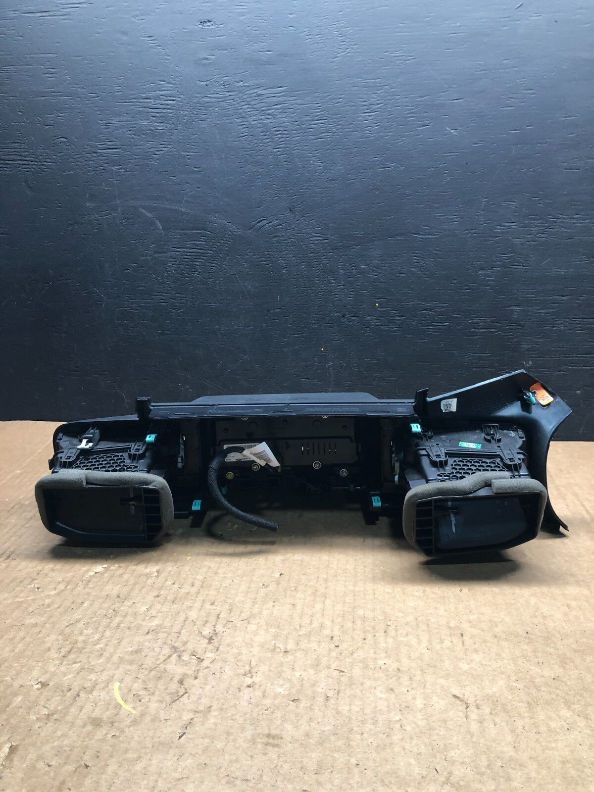 2020 to 2023 Ford Explorer Console Radio Display Screen Air Vents F9608 DG14
