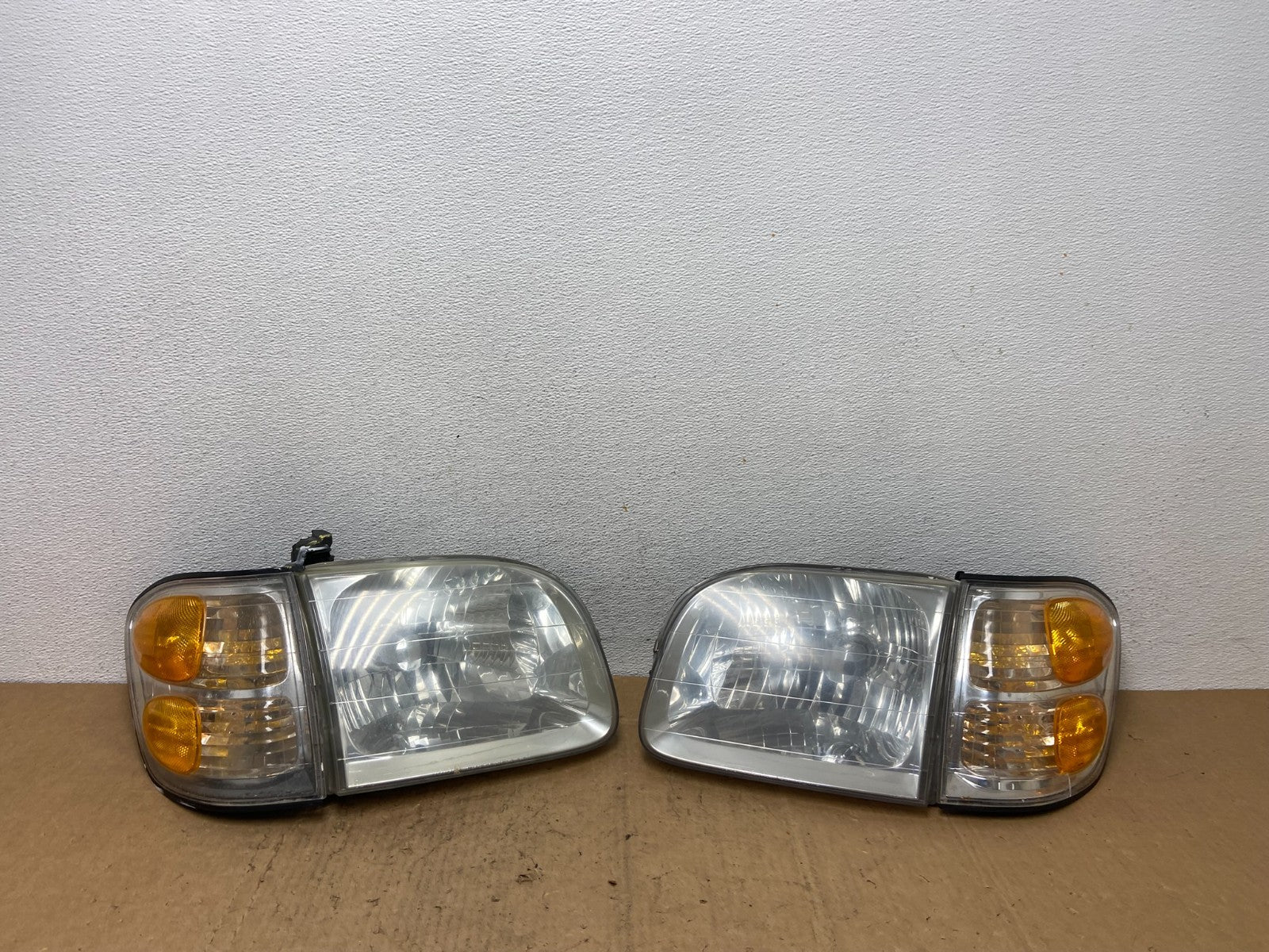 2001-2004 Toyota Sequoia Left+Right Side Halogen Headlights AD0461 DW0