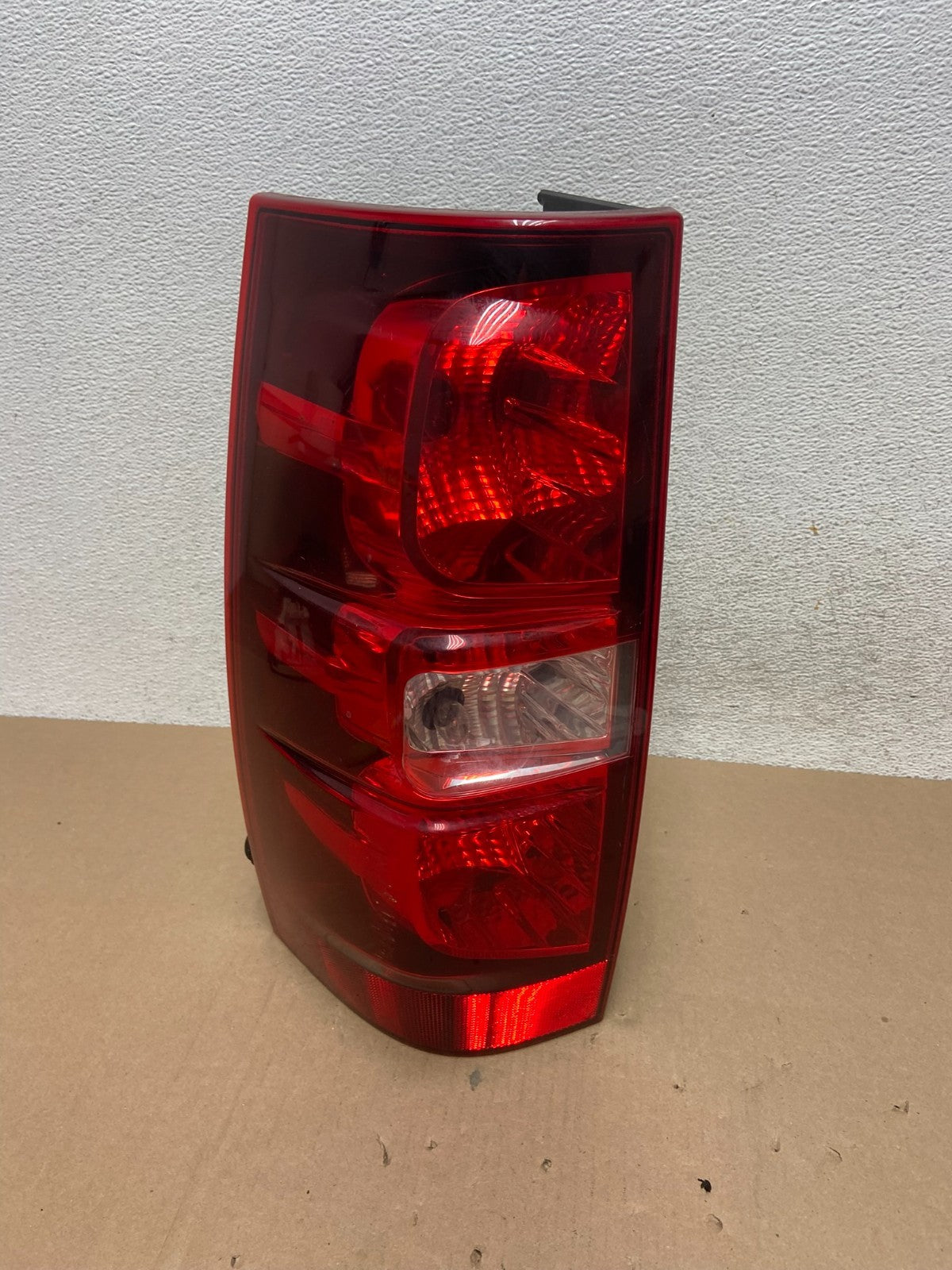 2008-2014 Chevrolet Tahoe Suburban Driver Lh Left Side Tail Light AG6624 DW0