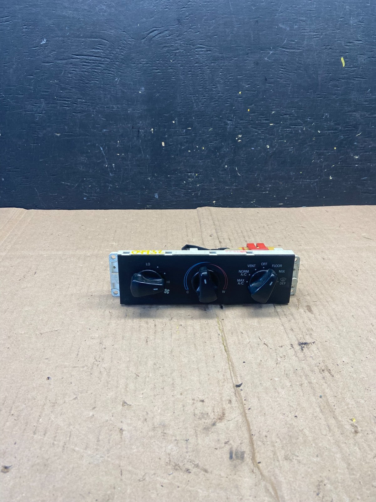 1995 to 1997 Ford Crown Victoria A/C Control o9932 DG0