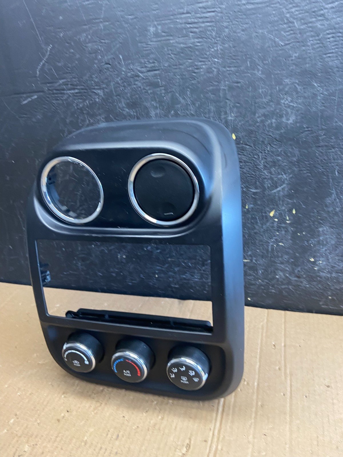2011 to 2017 Jeep Compass Dash Climate Temperature Control Radio Bezel AE3923 DG1