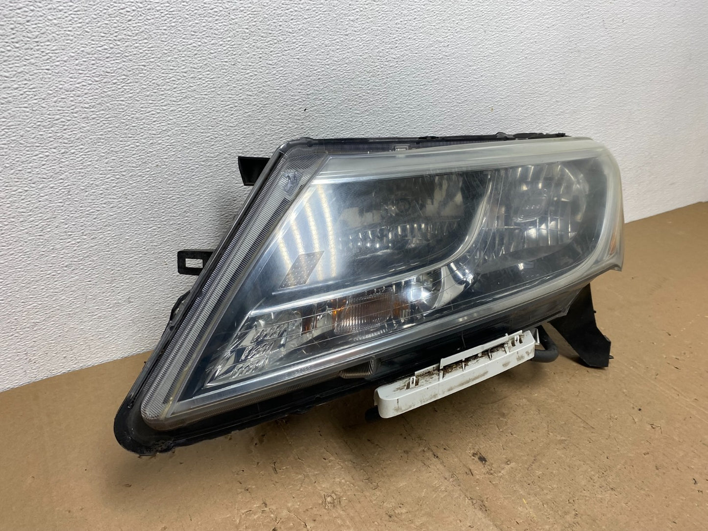 2013 - 2016 Nissan Pathfinder Left Driver LH Side Headlight Halogen AC60472