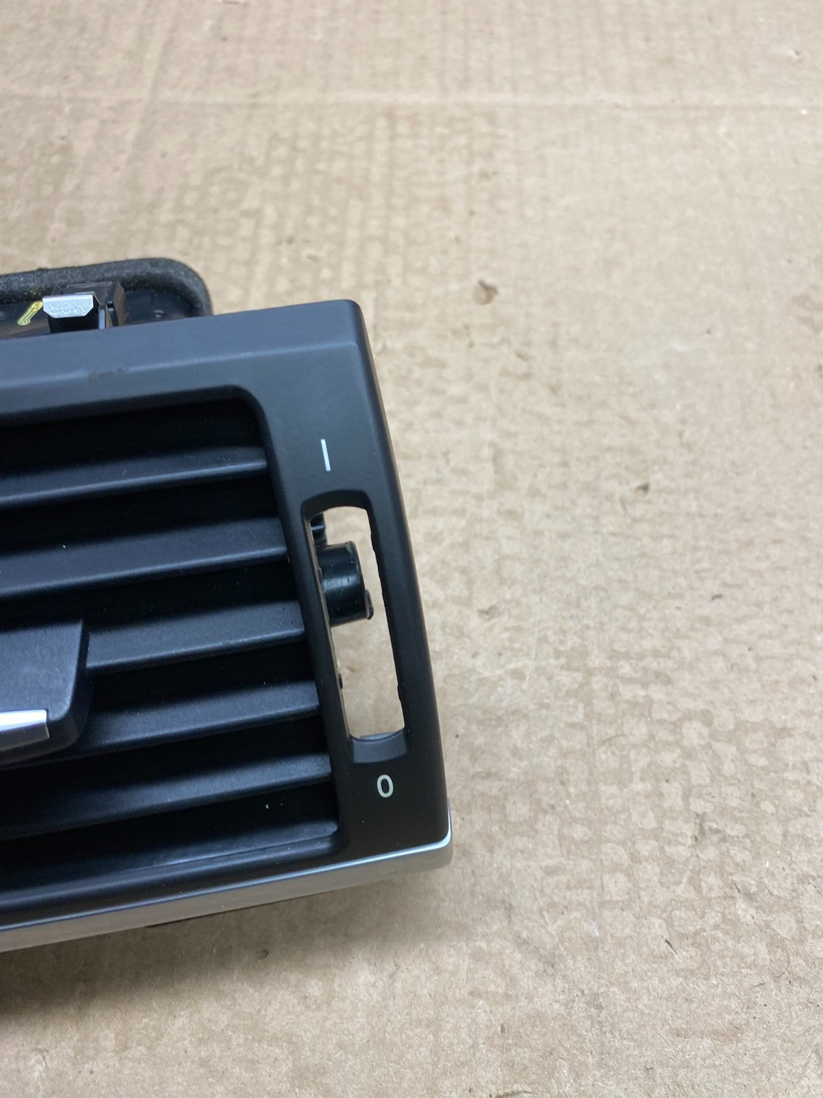2010 to 2013 BMW X5 X6 Center Console Dash Air Vent OEM Y9940 DG5