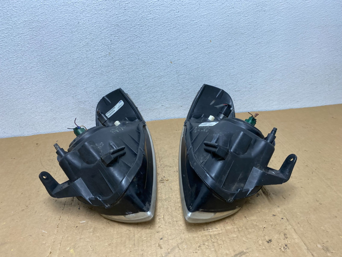 2004 - 2006 Nissan Sentra Halogen Left+Right Headlights TYC AD0566 DW7