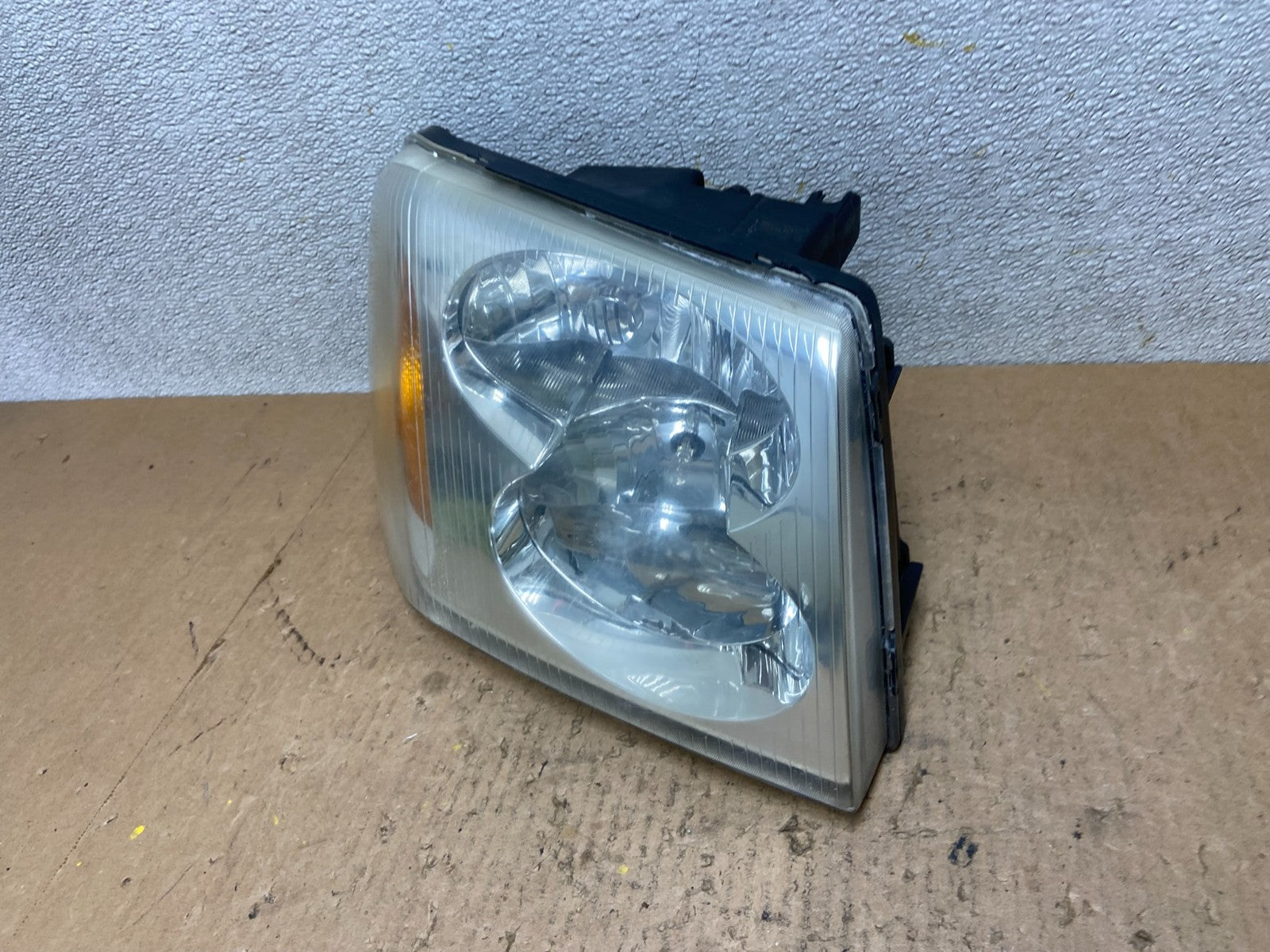 2002 to 2009 Gmc Envoy Right Passenger RH Side Headlight Halogen Z9395 DW1
