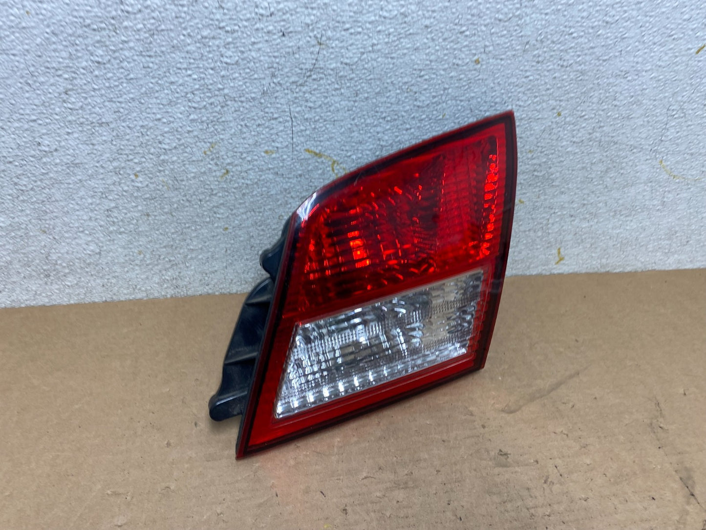 2002-2004 Infiniti i35 Inner Right Passenger Rh Side Tail Light OEM O9780 DW2