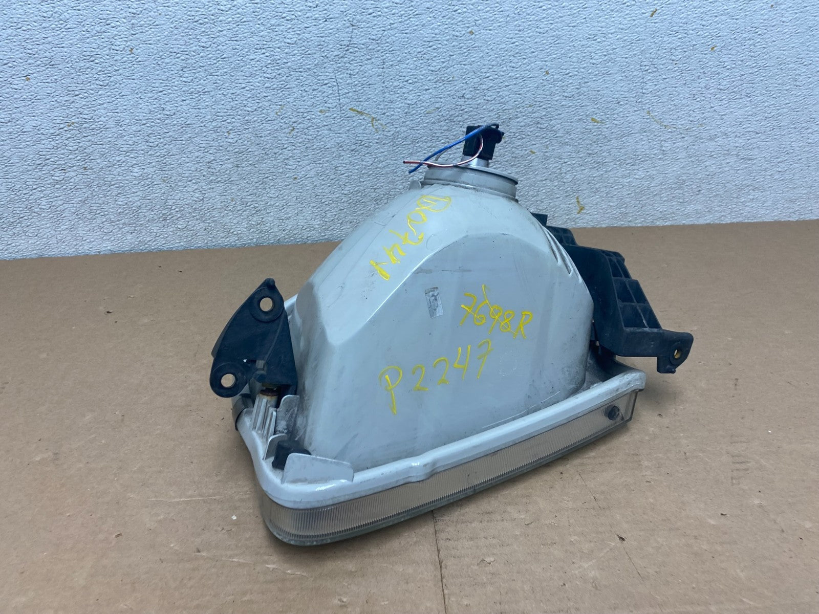 2001 to 2004 Toyota Sequoia Right Passenger RH Side Headlight Halogen P2247 DW10