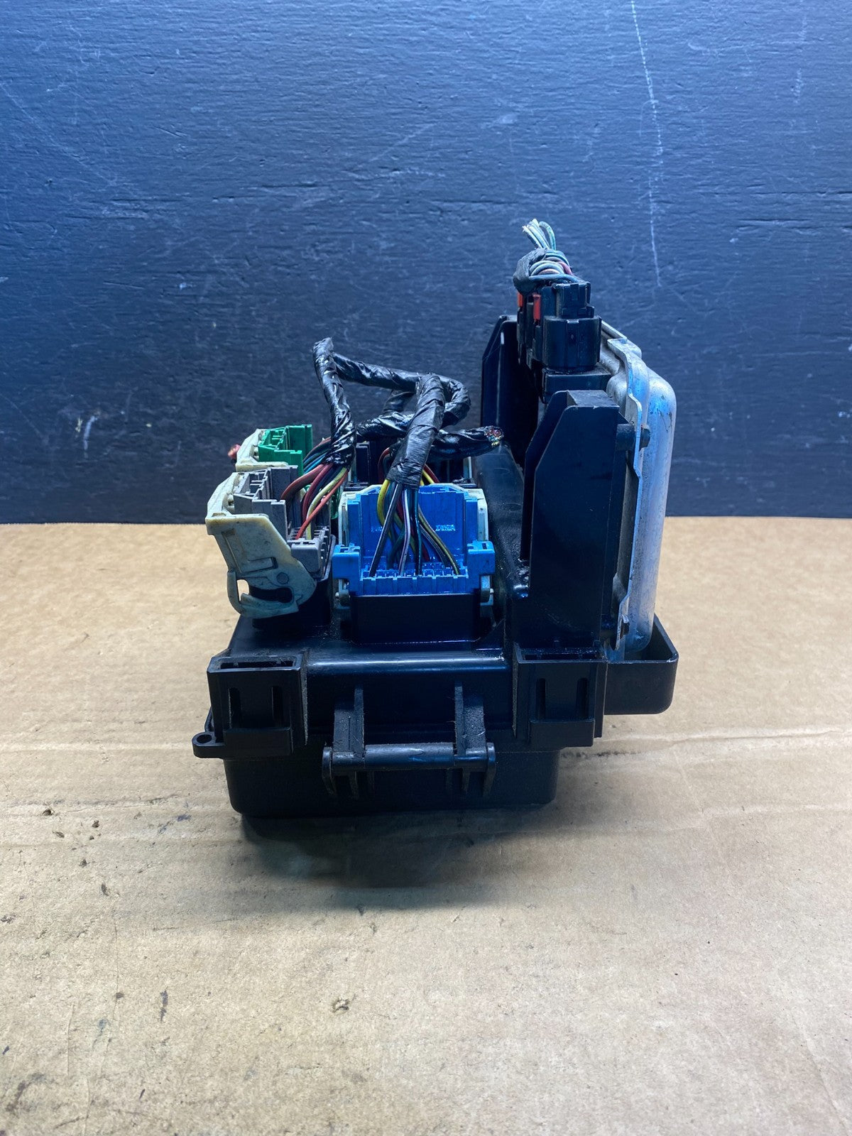 2006 2007 Chrysler 300 Totally Integrated Power Module Fuse Box TIPM AD7420 DG3
