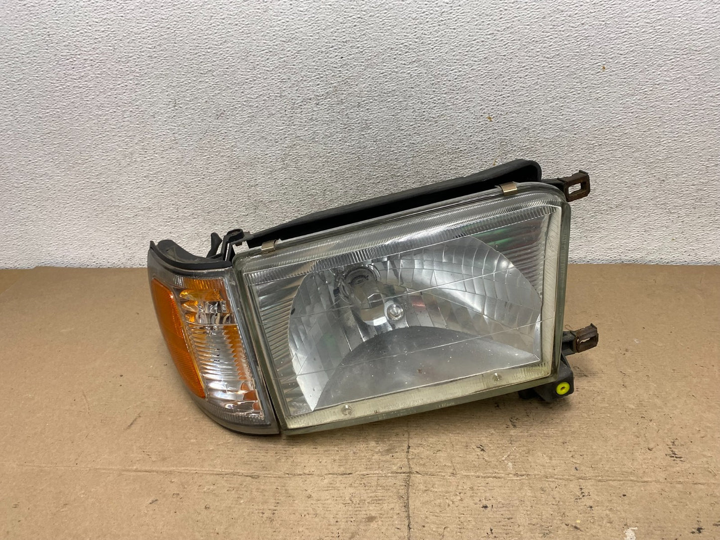 1996 to 2002 Toyota 4Runner Halogen Right Passenger RH Headlight AF5095 DW0