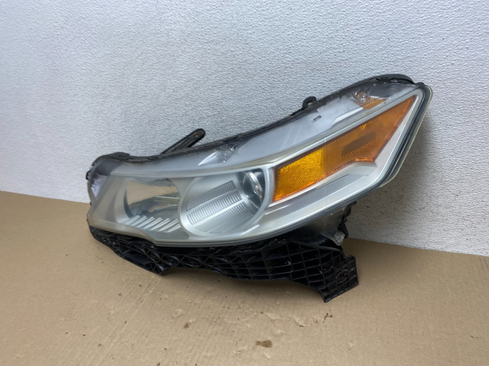 2009 to 2011 Acura TL Headlight Left Driver LH Side Xenon HID AG6897 DW1
