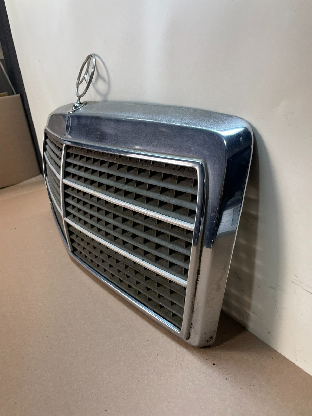 1986-1993 Mercedes-Benz 260E 300E 300TE 400E W124 Front Upper Grille AI8583 DG1