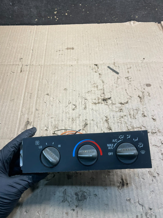 2001 - 2007 GMC Chevrolet Express 1500 Climate Control A/C X9993 DG0