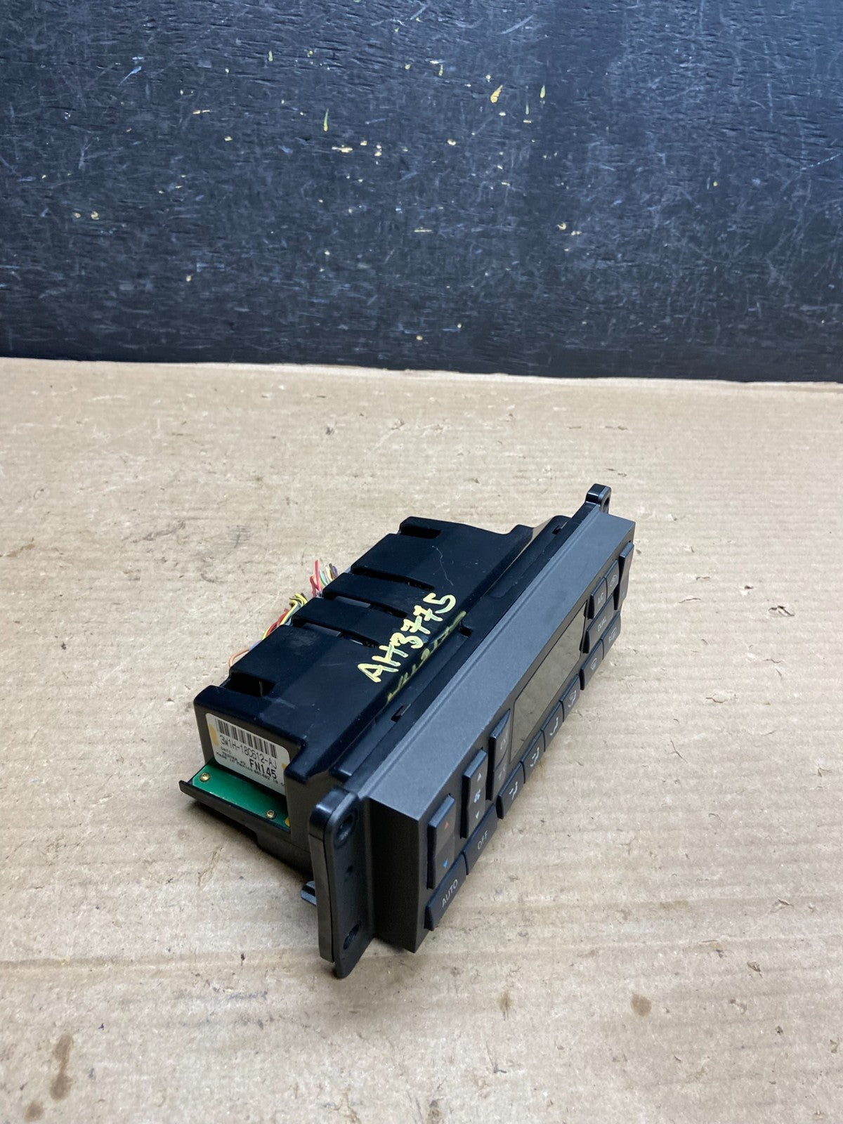 2003 to 2006 Lincoln Town Car Climate Control Panel AH3775 DG1