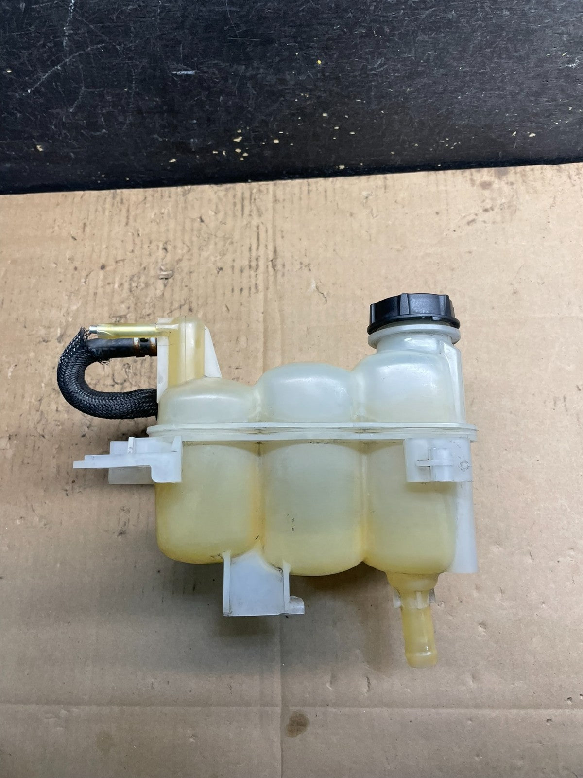 2020-2023 Ford Explorer Radiator Coolant Recovery Bootle Tank  W7079 DG0