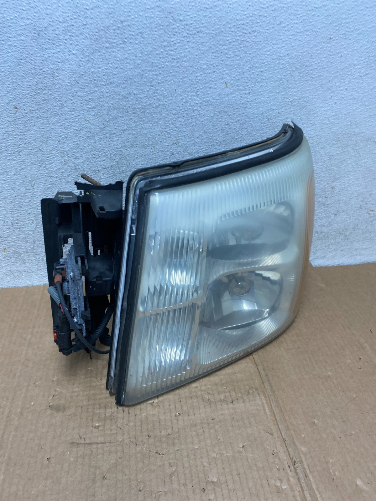 2002 to 2006 Cadillac Escalade Left Driver Lh Xenon HID Headlight AI4460 DW2