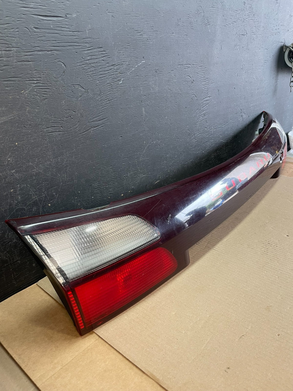 2002 - 2004 Subaru Outback Trunk Hatch Lid Tail Light Panel Center AE3438 DG2