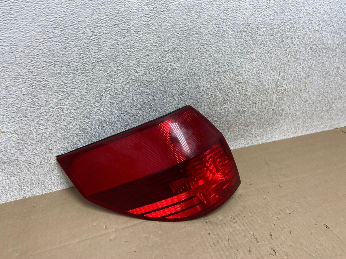 2004 to 2005 Toyota Sienna Left Driver LH Side Tail Light AI2183 LK2