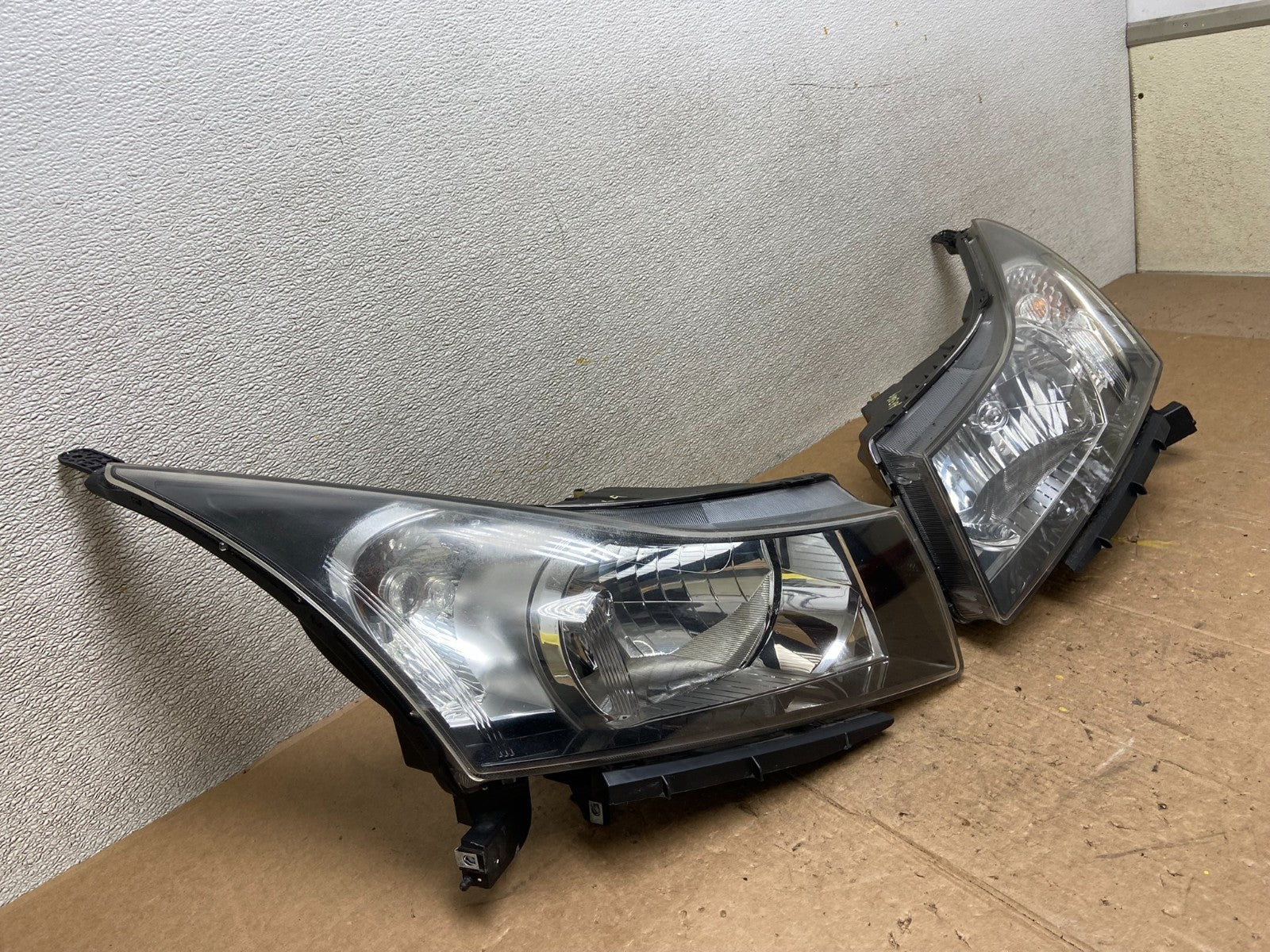 2011 to 2015 Chevrolet Cruze Halogen Left+Right Set Headlights AA35691