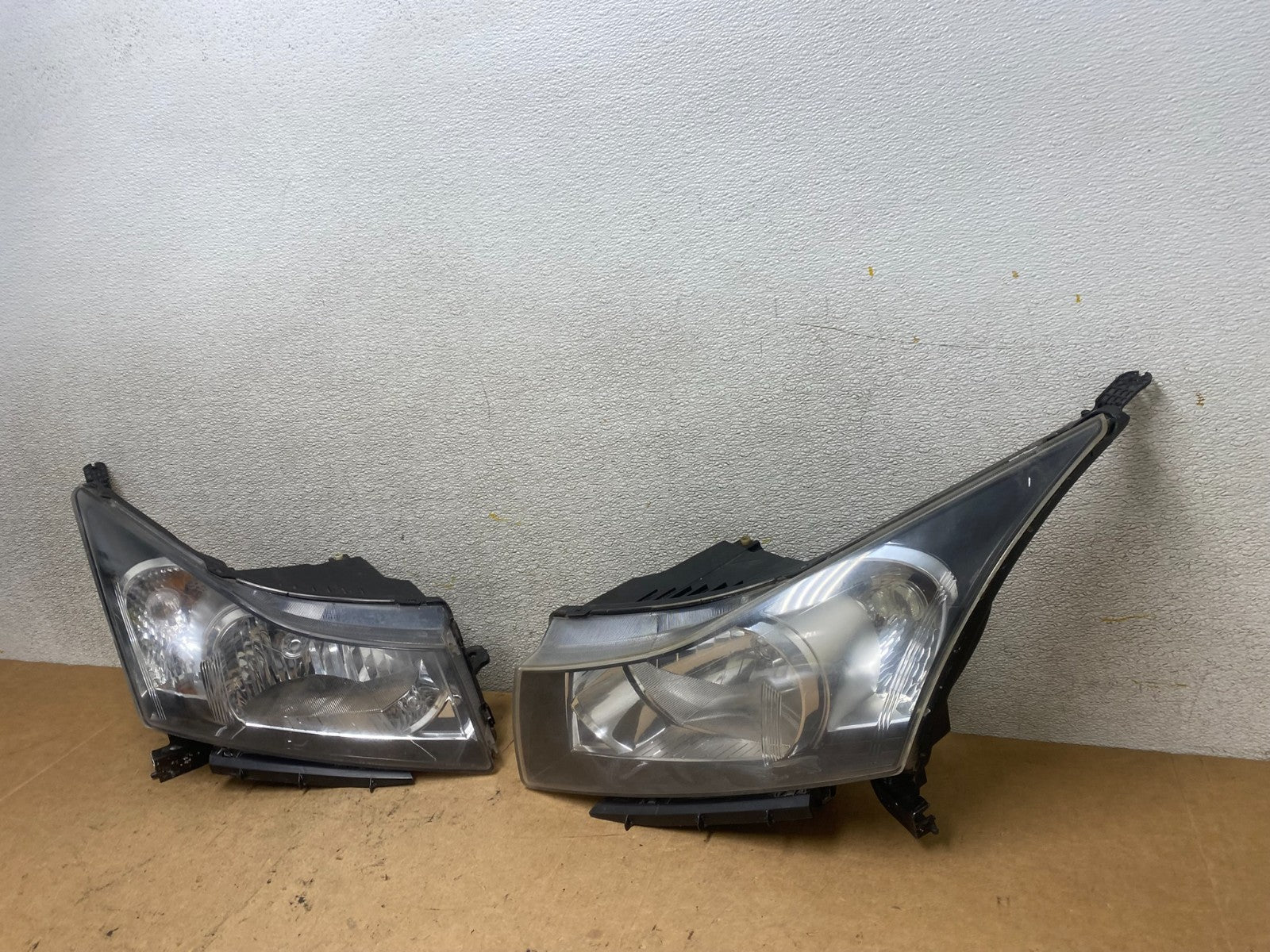 2011 to 2015 Chevrolet Cruze Halogen Left+Right Set Headlights X5607 DW1