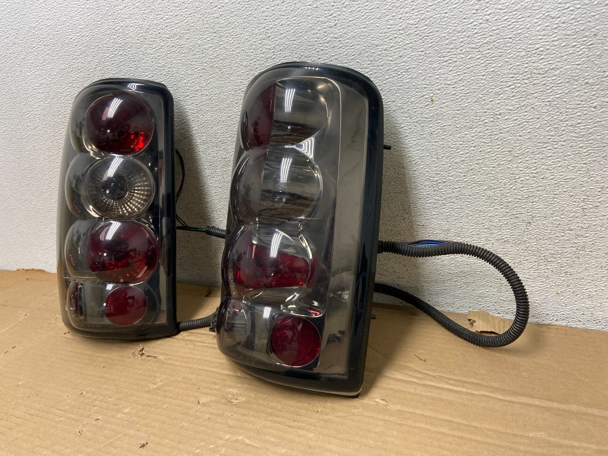 2000 to 2006 Chevrolet Suburban Tahoe Yukon Left+Right Set Tail Lights AG8135 DG2