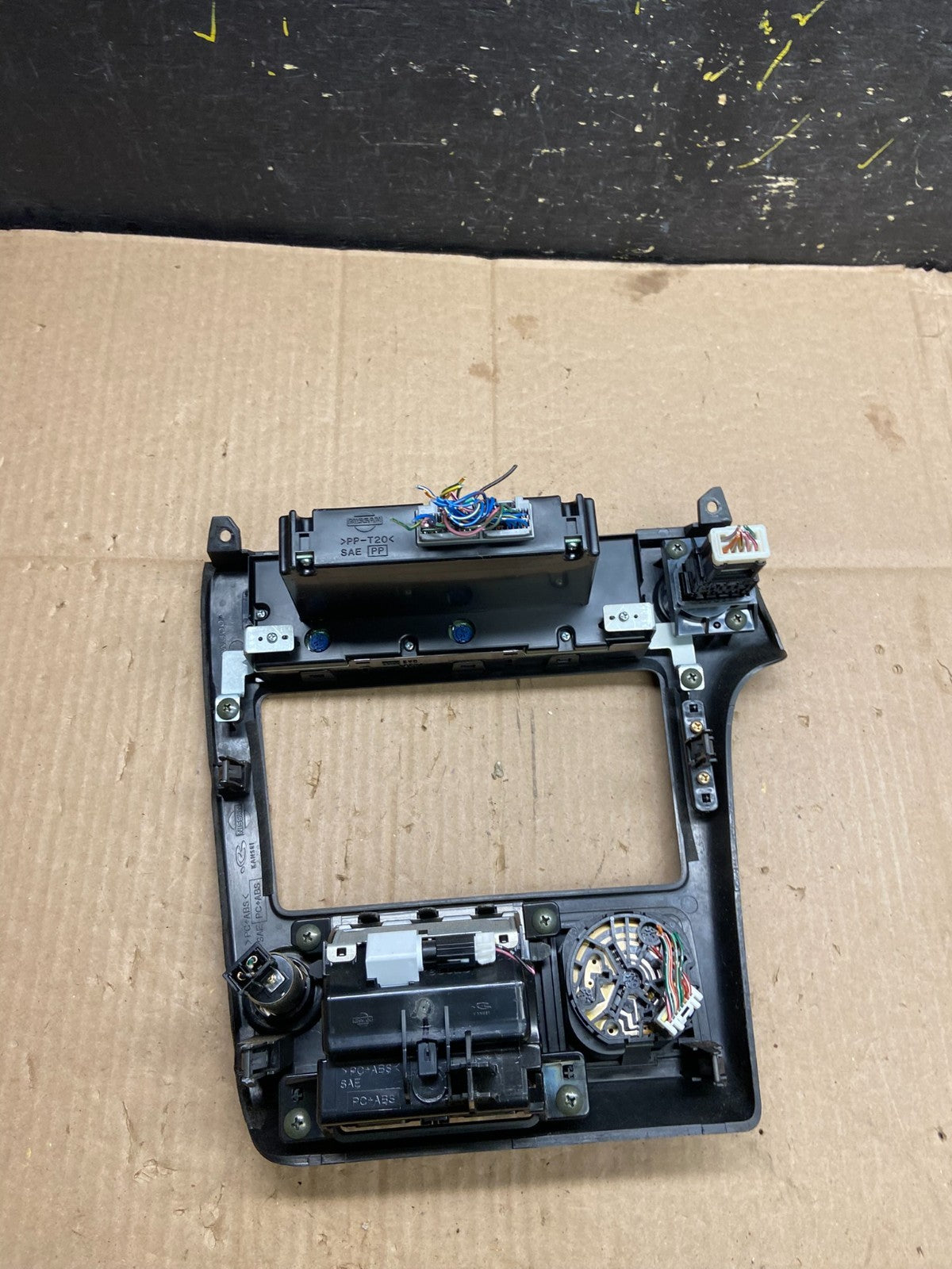 2003-2004 Nissan Pathfinder Radio AC Heat Climate Control Transef Bezel Y2342 DG4