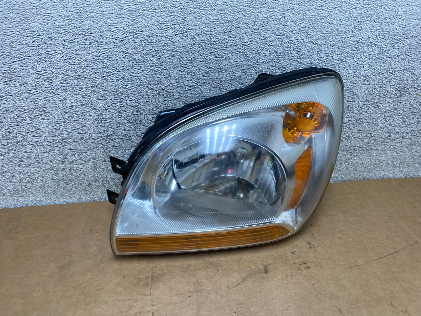 2005 to 2006 Kia Sportage Left Driver LH Halogen Headlight OEM X3767 DW0