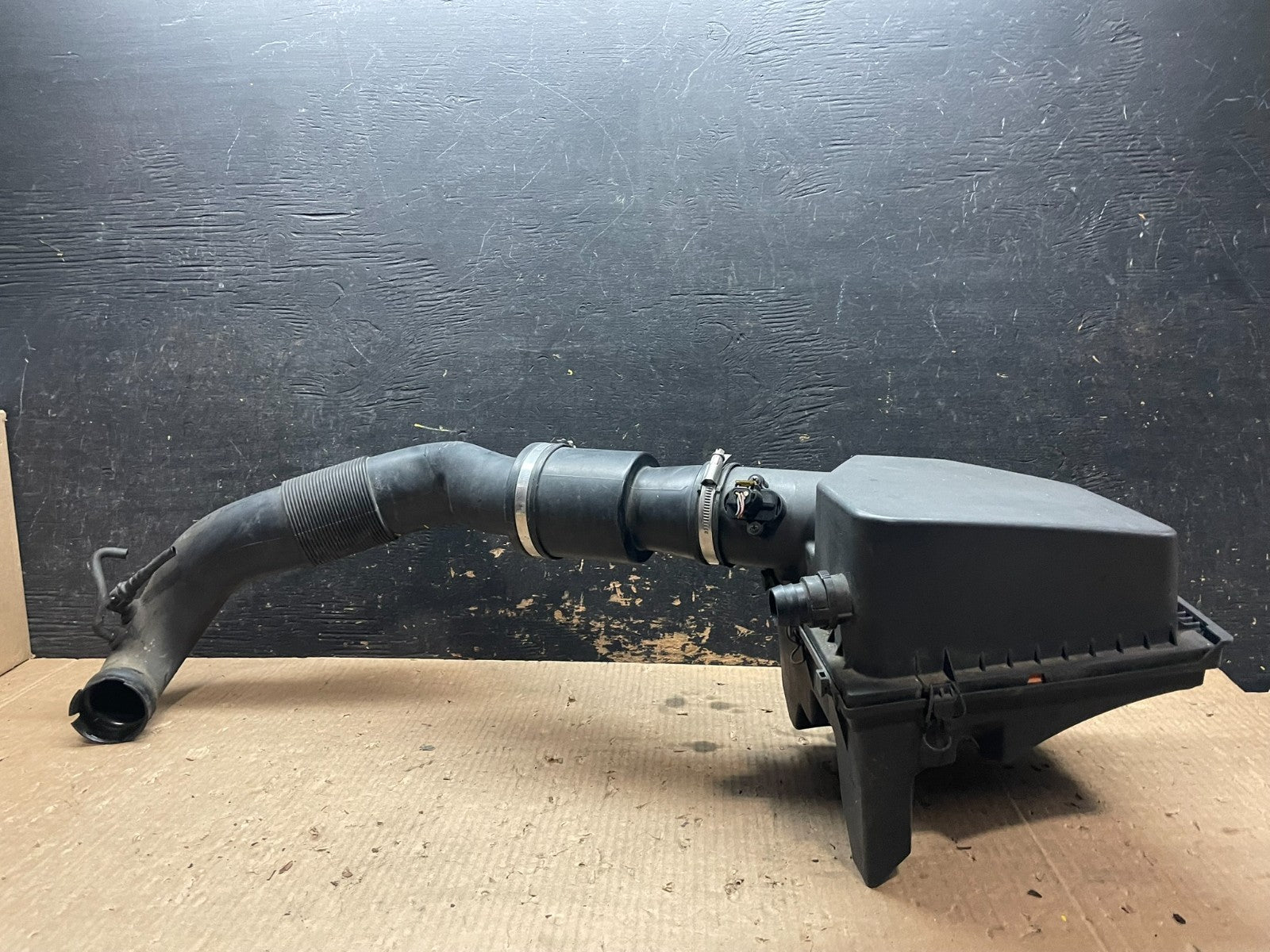 2010 to 2011 Cadillac SRX 2.8L Air Cleaner Intake Box Z3366 PS3