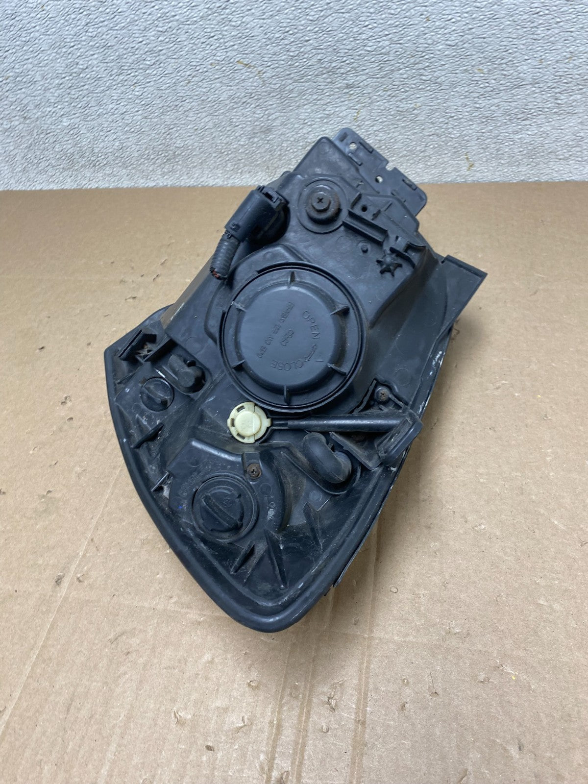 2007 to 2010 Kia Sportage Right Passenger RH Halogen Headlight T8207 DW10