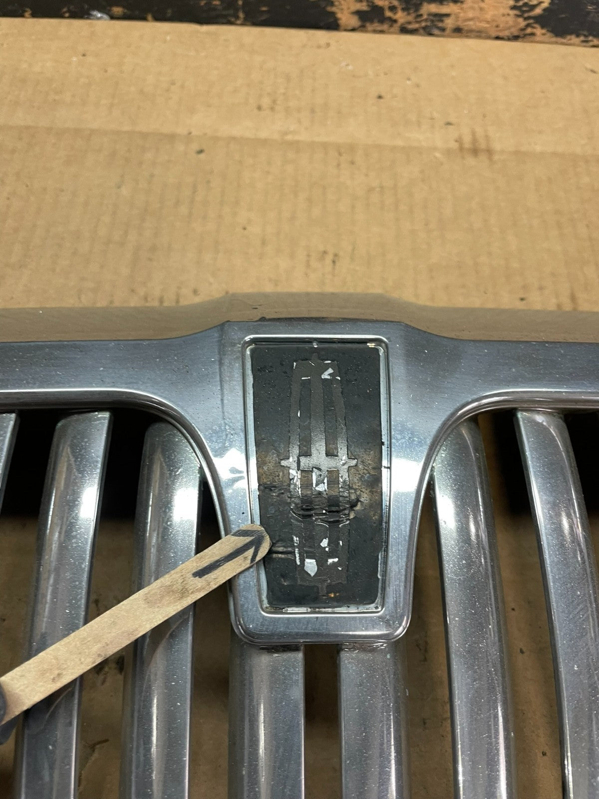 2003 to 2011 Lincoln Town Car Front Upper Grille Grill Chrome W/Emblem AA9142 DG4