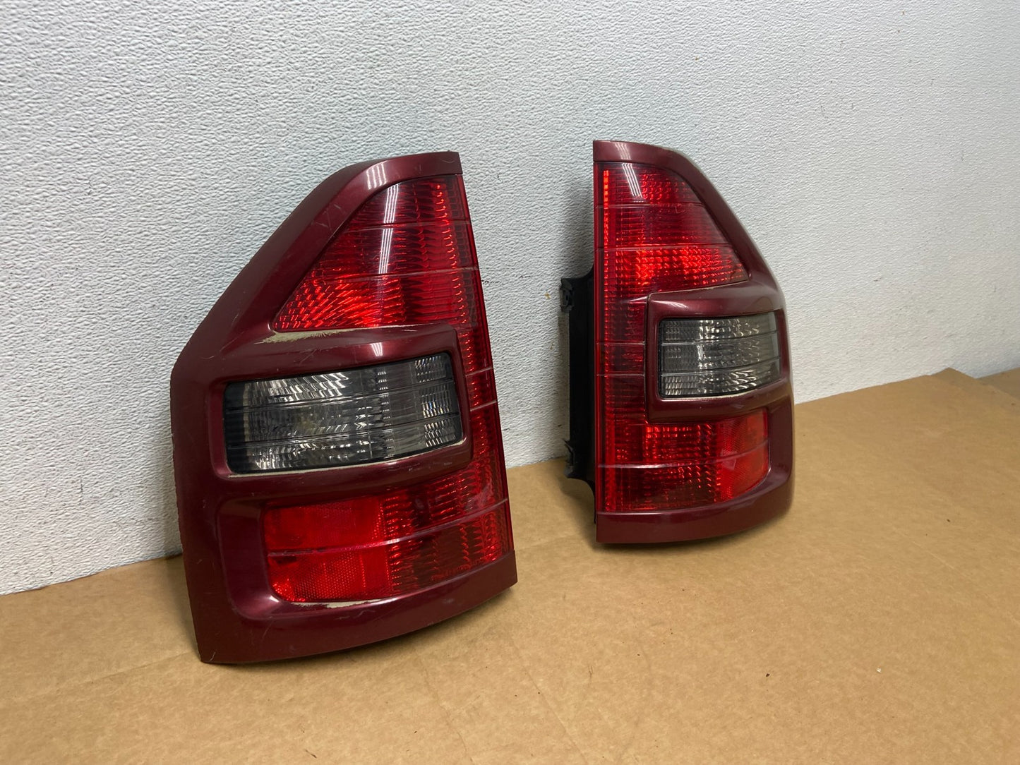 2001-2002 Mitsubishi Montero Left+Right Set Tail Lights AD4416 DG2