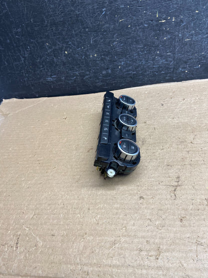 2012 - 2015 Volkswagen Passat Center Climate Control Panel AC Heater AH3955 DG1