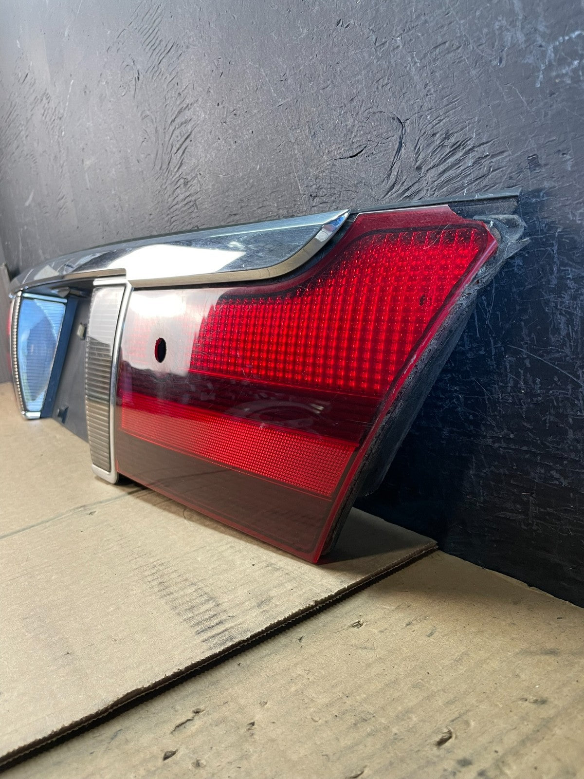 2003 2004 2005 Mercury Grand Marquis Trunk Lid Center Tail Light AD0102 DG1