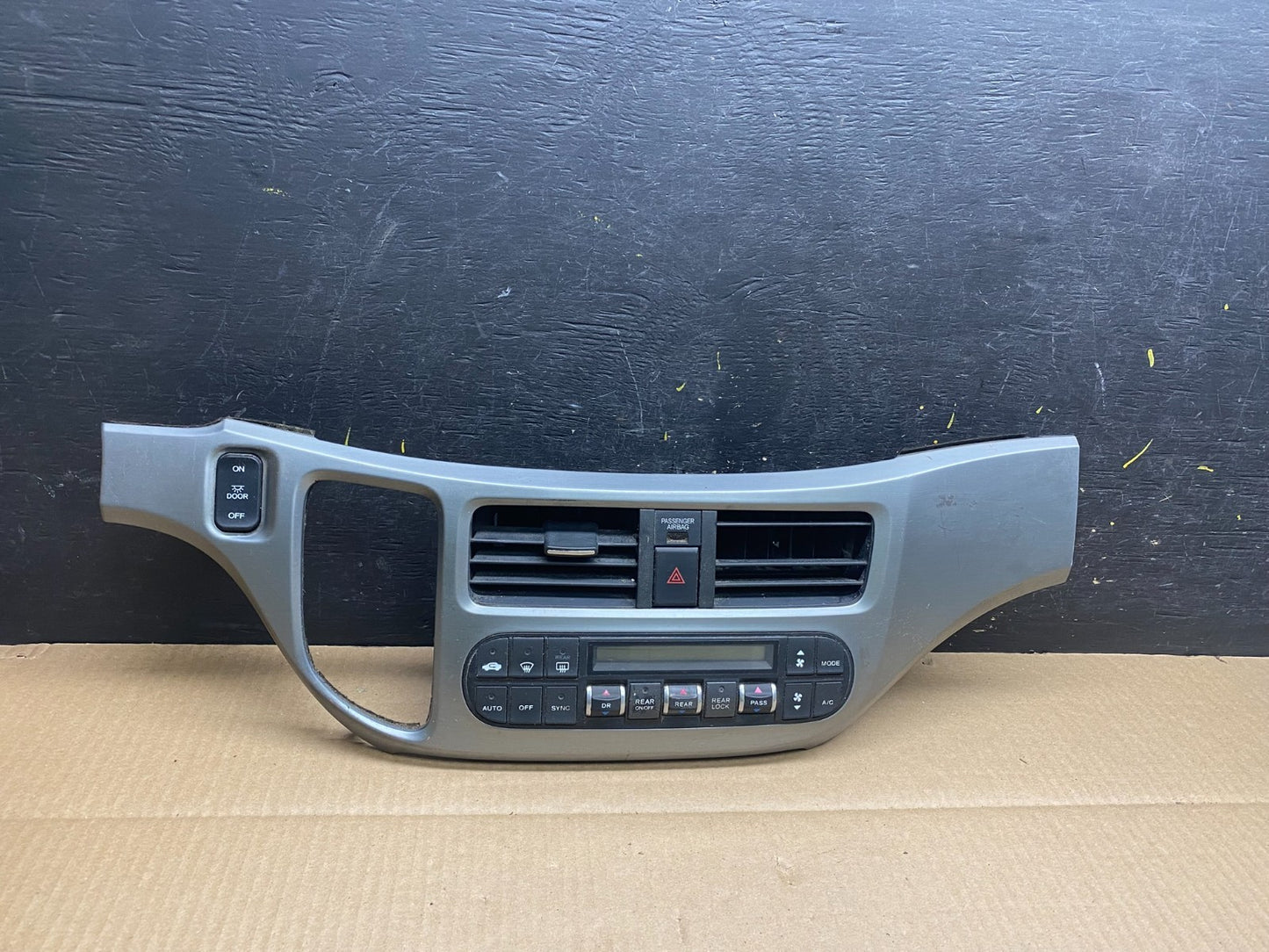 2005 to 2010 Honda Odyssey  Radio Climate Control Dash Trim Bezel Oem U5879 DG0